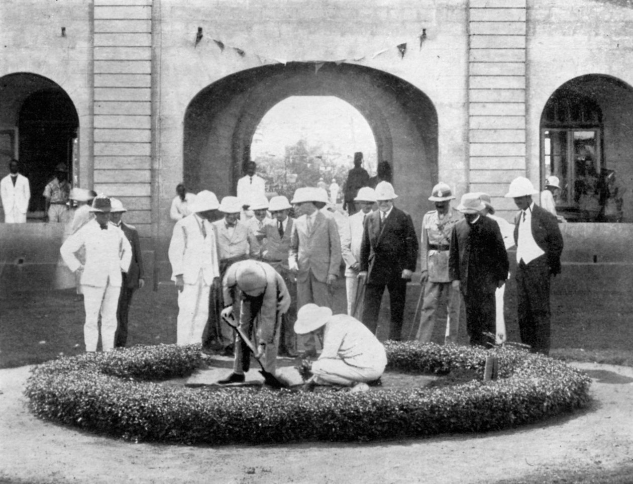 أمير ويلز يزرع شجرة في كلية كوماسي ، غانا ، 1926 بواسطة غير معروف