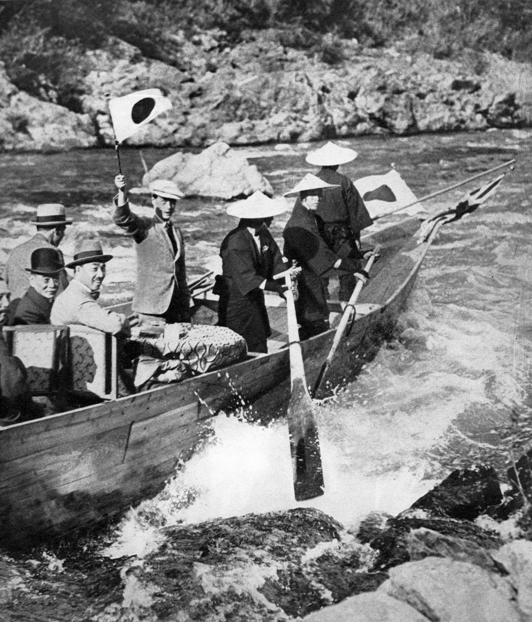 أمير ويلز يطلق النار على المنحدرات في كيوتو ، اليابان ، 1922 بواسطة غير معروف