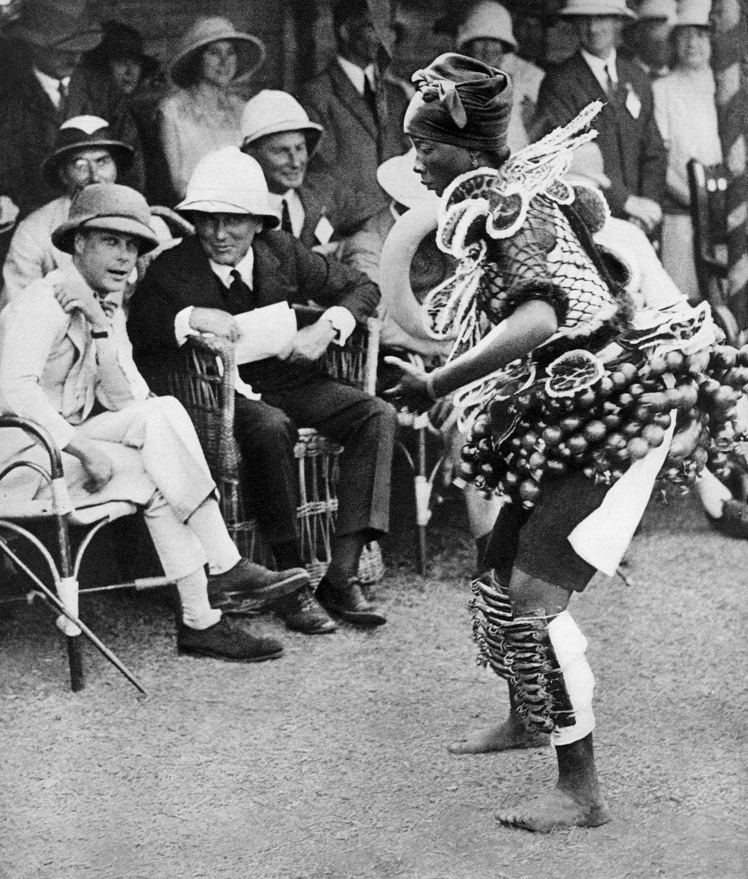 أمير ويلز يشاهد رقصة تقليدية ، فريتاون ، سيراليون ، 1925 بواسطة غير معروف