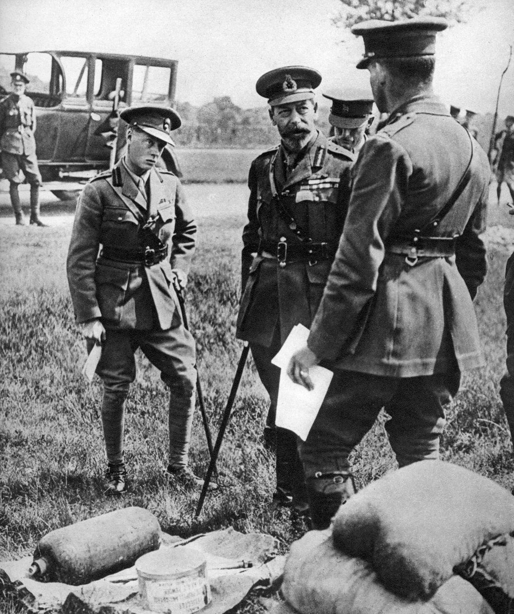 أمير ويلز مع جورج الخامس ، في مدرسة للغاز خلال الحرب العالمية الأولى ، 1914-1918 بواسطة غير معروف