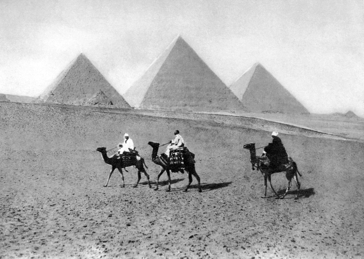 أهرامات الجيزة ، القاهرة ، مصر ، 1920 م بواسطة غير معروف