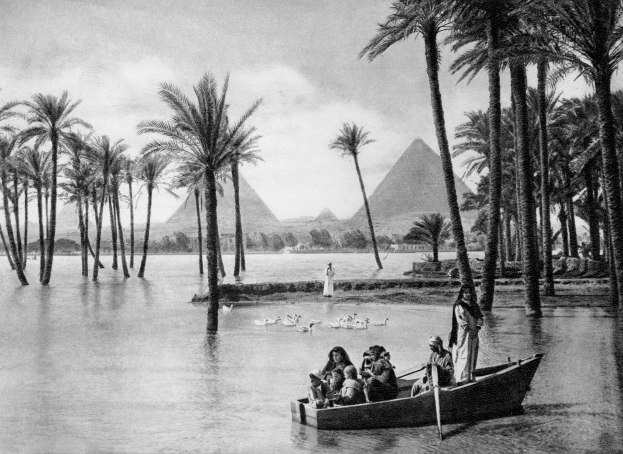 أهرامات الجيزة أثناء الفيضان ، القاهرة ، مصر ، عشرينيات القرن العشرين بواسطة غير معروف