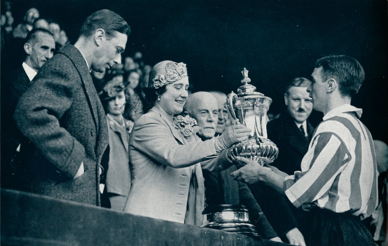 الملكة تقدم الكأس ، 1937 بواسطة غير معروف