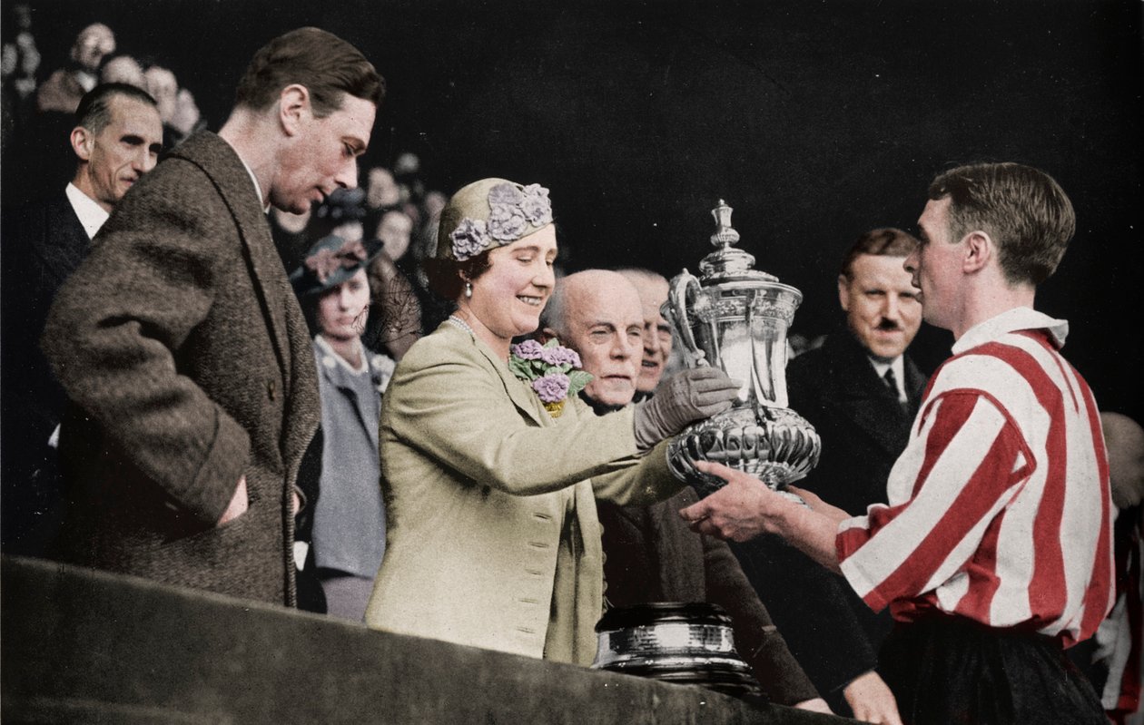 الملكة تقدم الكأس ، 1937 بواسطة غير معروف