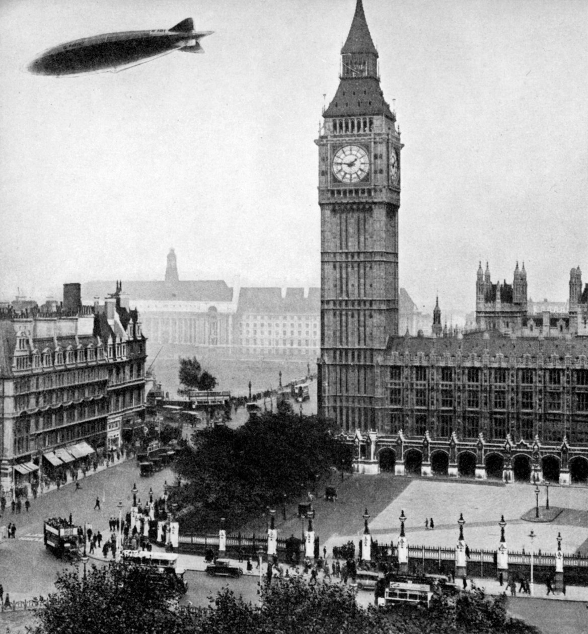 ال R101 يمر فوق مجلس العموم ، 14 أكتوبر 1929 1936 بواسطة غير معروف