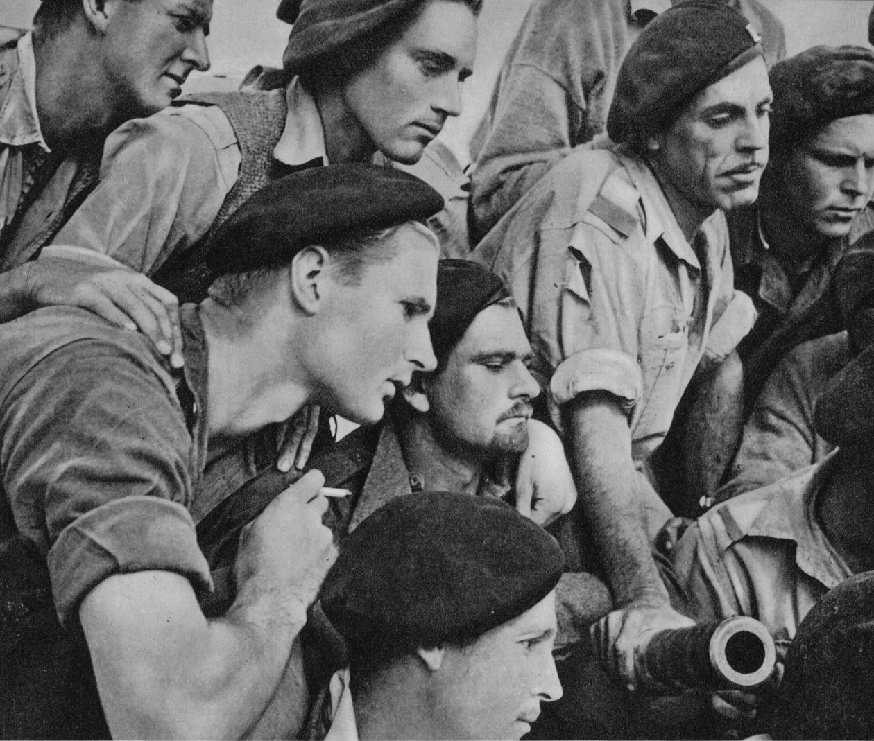 المغيرين 1942 1944 بواسطة غير معروف