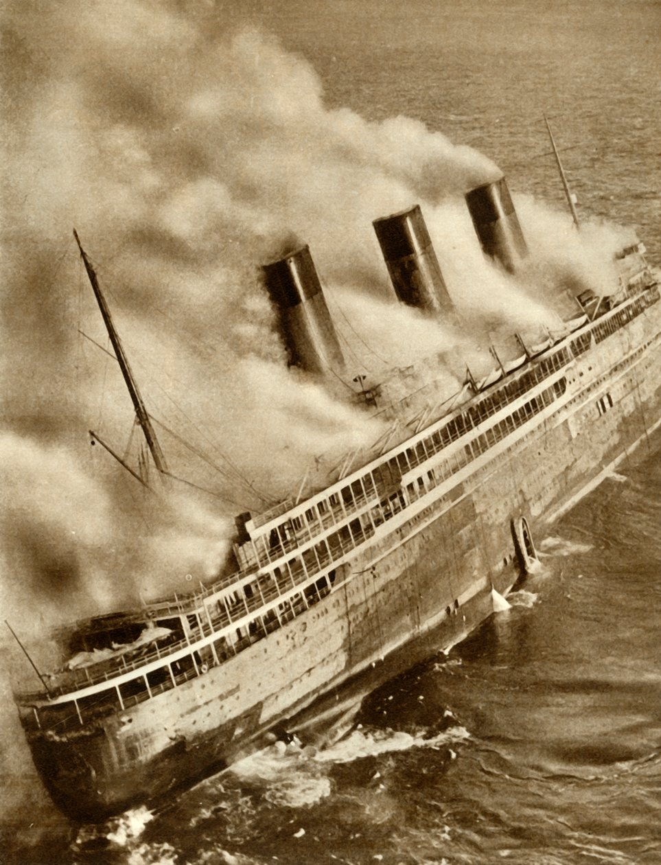 The SS LAtlantique على النار ، 1933 ، 1935. بواسطة غير معروف