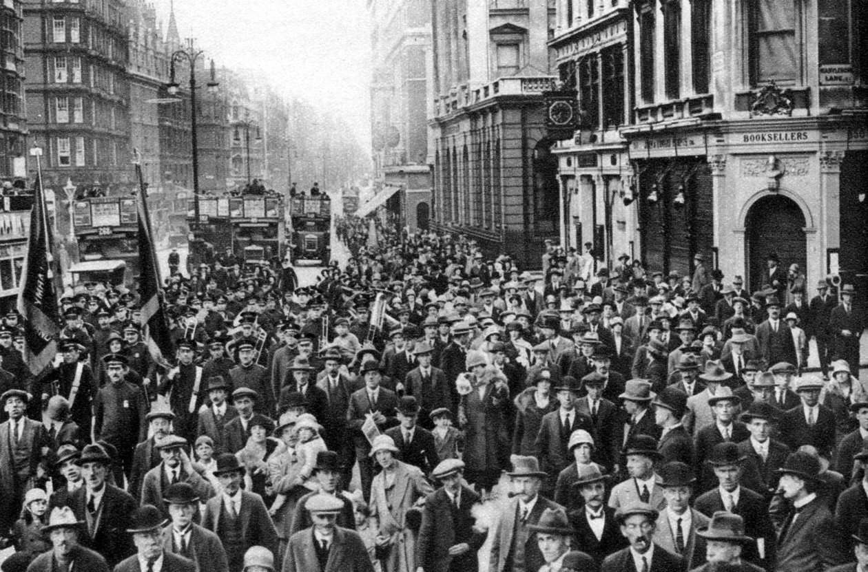 جيش الخلاص يسير في شارع أكسفورد ، لندن ، 1926-1927 بواسطة غير معروف