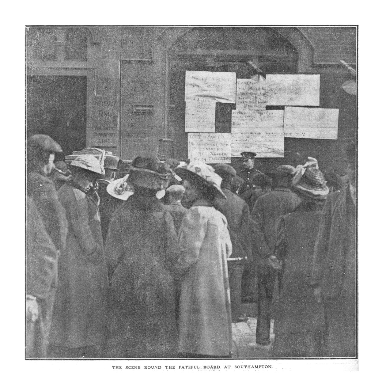 المشهد حول المجلس المشؤوم في ساوثامبتون ، 20 أبريل 1912. بواسطة غير معروف