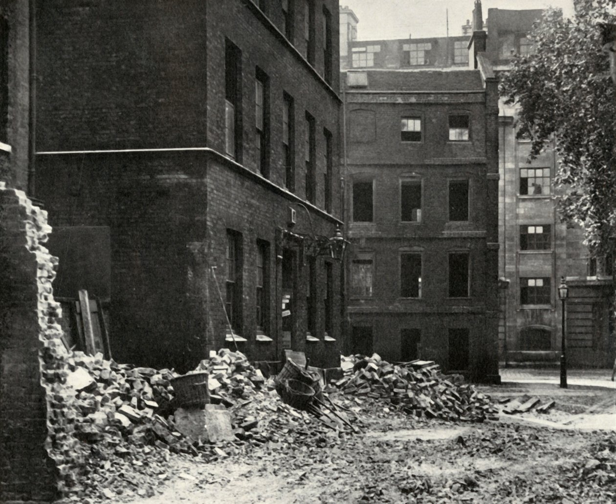 موقع البوابة من Fetter Lane والبيوت المهجورة في انتظار الهدم ، 1934. بواسطة غير معروف