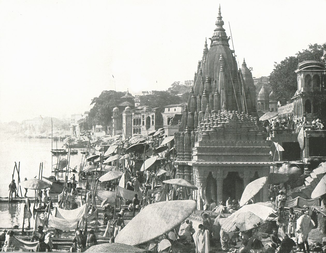 The Vishnu Pond and Ghat، Benares، India، 1895. بواسطة غير معروف