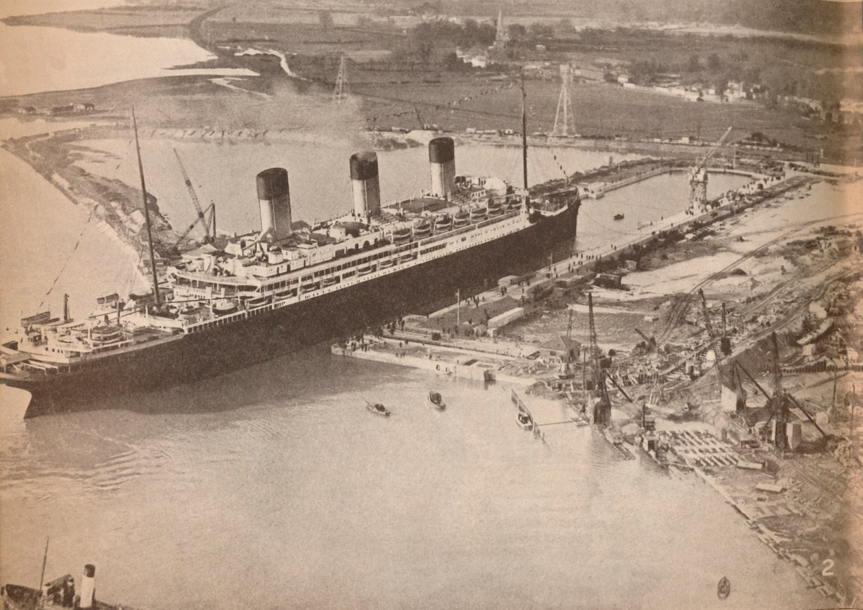 دخول White Star Liner Majestic إلى أكبر رصيف مقبرة في العالم في ساوثهامبتون ، 1934 ، 19 بواسطة غير معروف