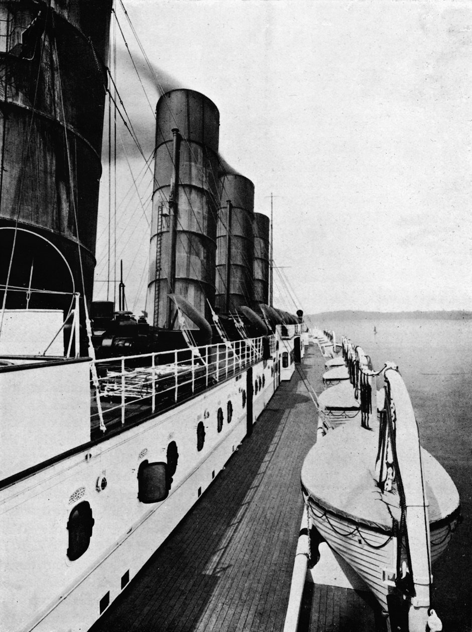 سطح السفينة في لوسيتانيا ، يظهر قوارب النجاة ، 1915 بواسطة غير معروف