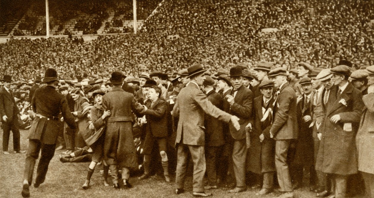 يقام نهائي كأس الاتحاد الإنجليزي الأول في استاد ويمبلي الجديد في لندن ، 28 أبريل 1923 ، 1935. بواسطة غير معروف