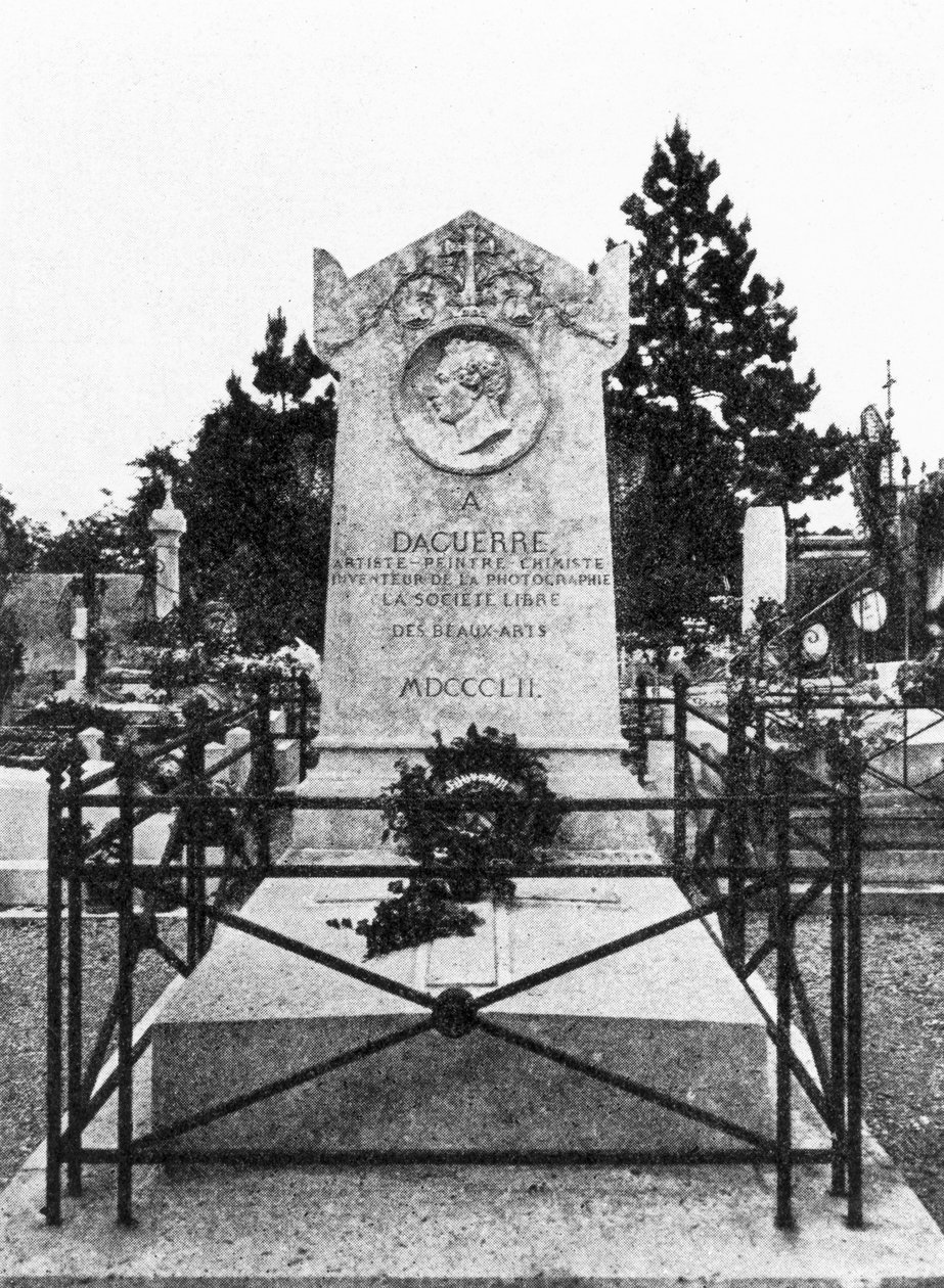 شاهد قبر لويس داجير ، رائد التصوير الفرنسي Gravestone في Bry-sur-Marne من Louis Jacques Mande Daguerre (1787-1851) بواسطة غير معروف