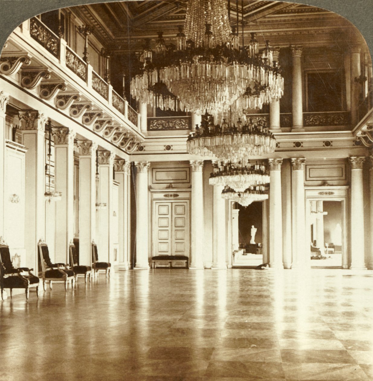 قاعة الكرة الكبرى في القصر ، كريستيانيا ، النرويج ، c1905. بواسطة غير معروف