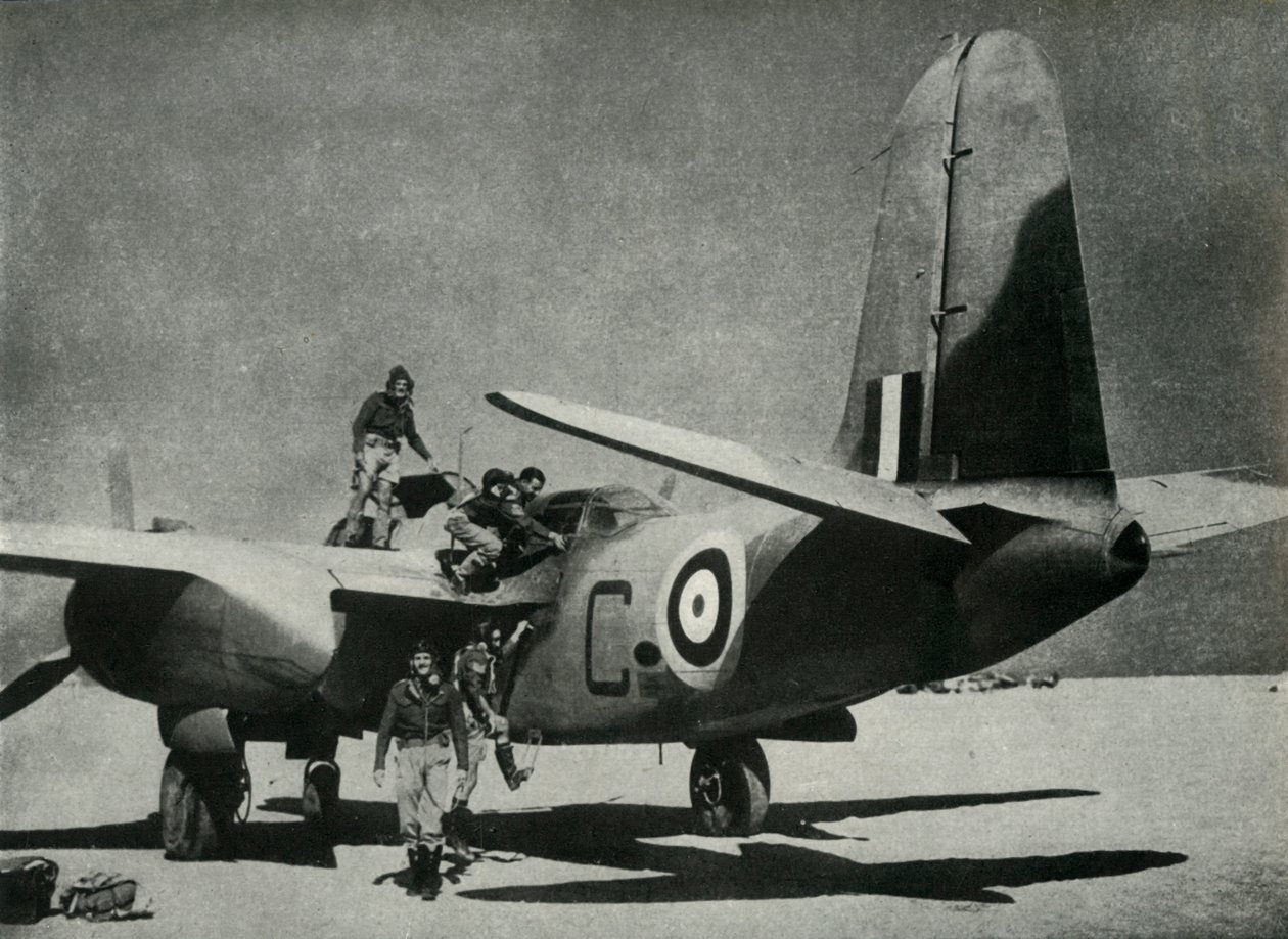 تتدفق الشمس الحارقة إلى أسفل على أرض هبوط صحراوية ، c1942-1943 ، 1945. بواسطة غير معروف