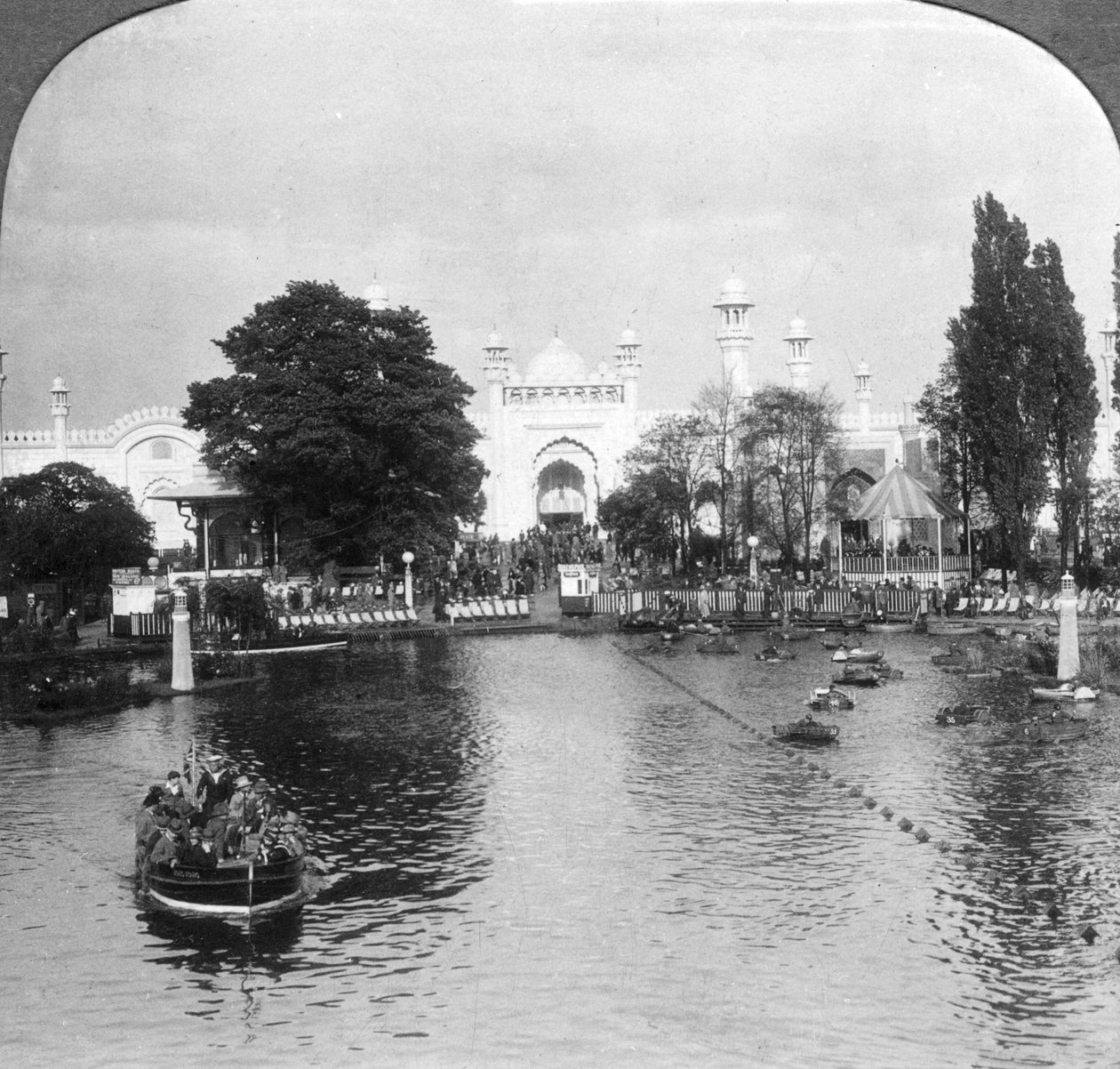 البحيرة في معرض الإمبراطورية البريطانية ، ويمبلي ، لندن ، c1925 بواسطة غير معروف
