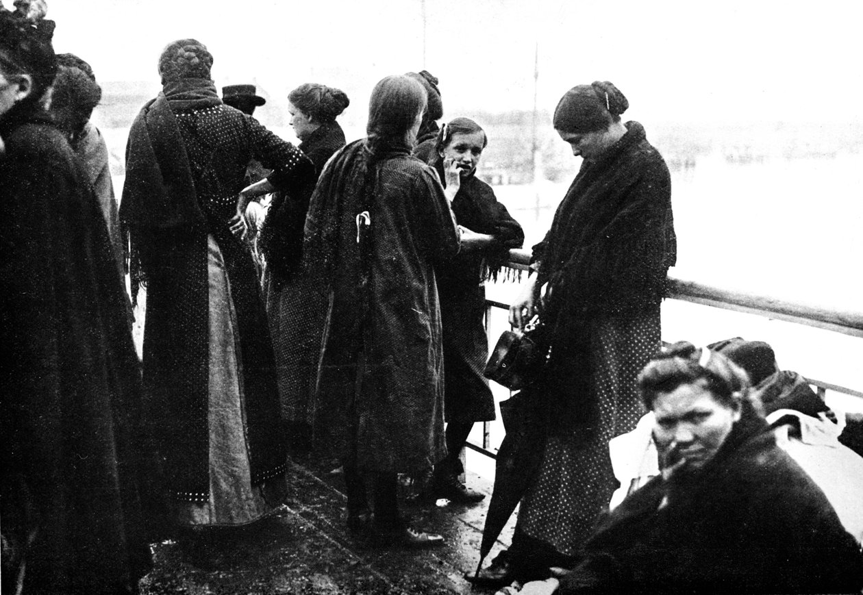 آخر عمل مأساة: صورة التقطت على متن القارب الأخير الذي غادر أوستند إلى إنجلترا ، 1914 بواسطة غير معروف