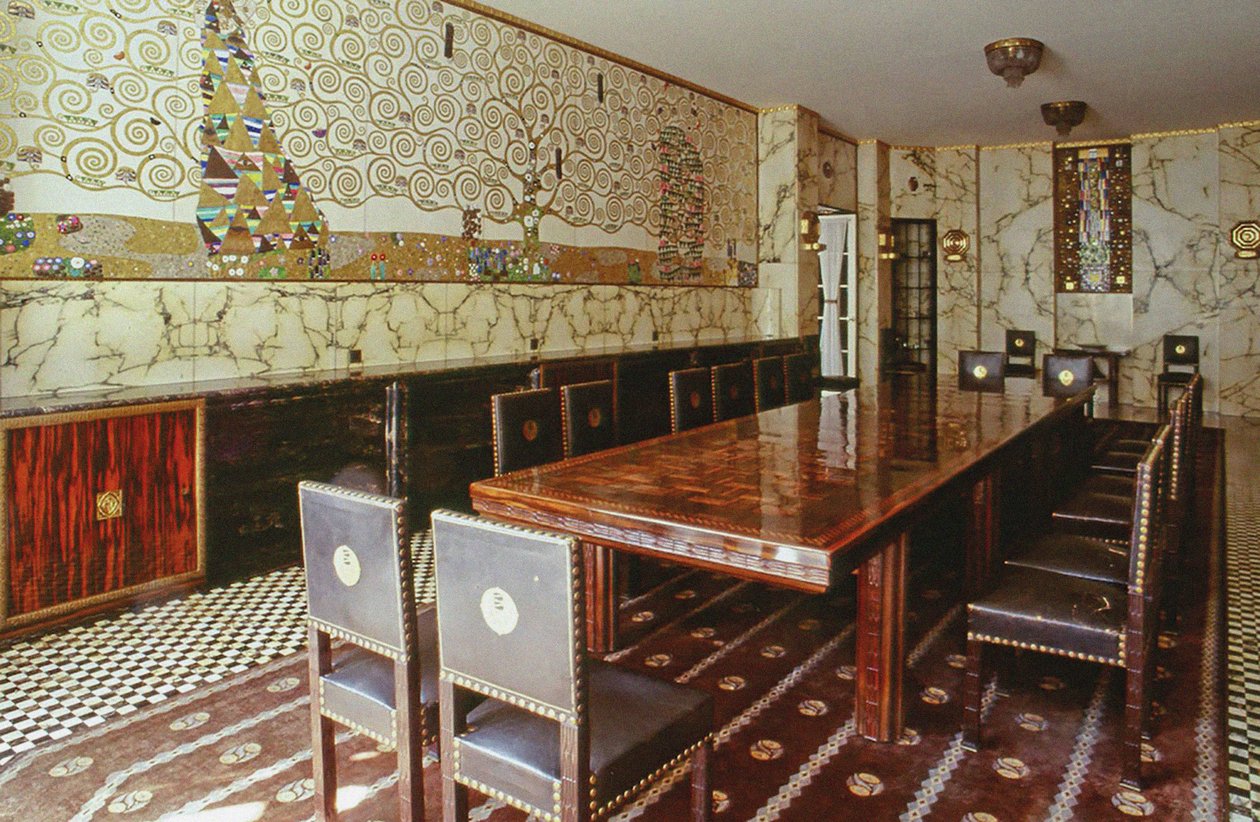 غرفة الطعام الرئيسية في Stoclet Palace ، c. 1914. بواسطة غير معروف