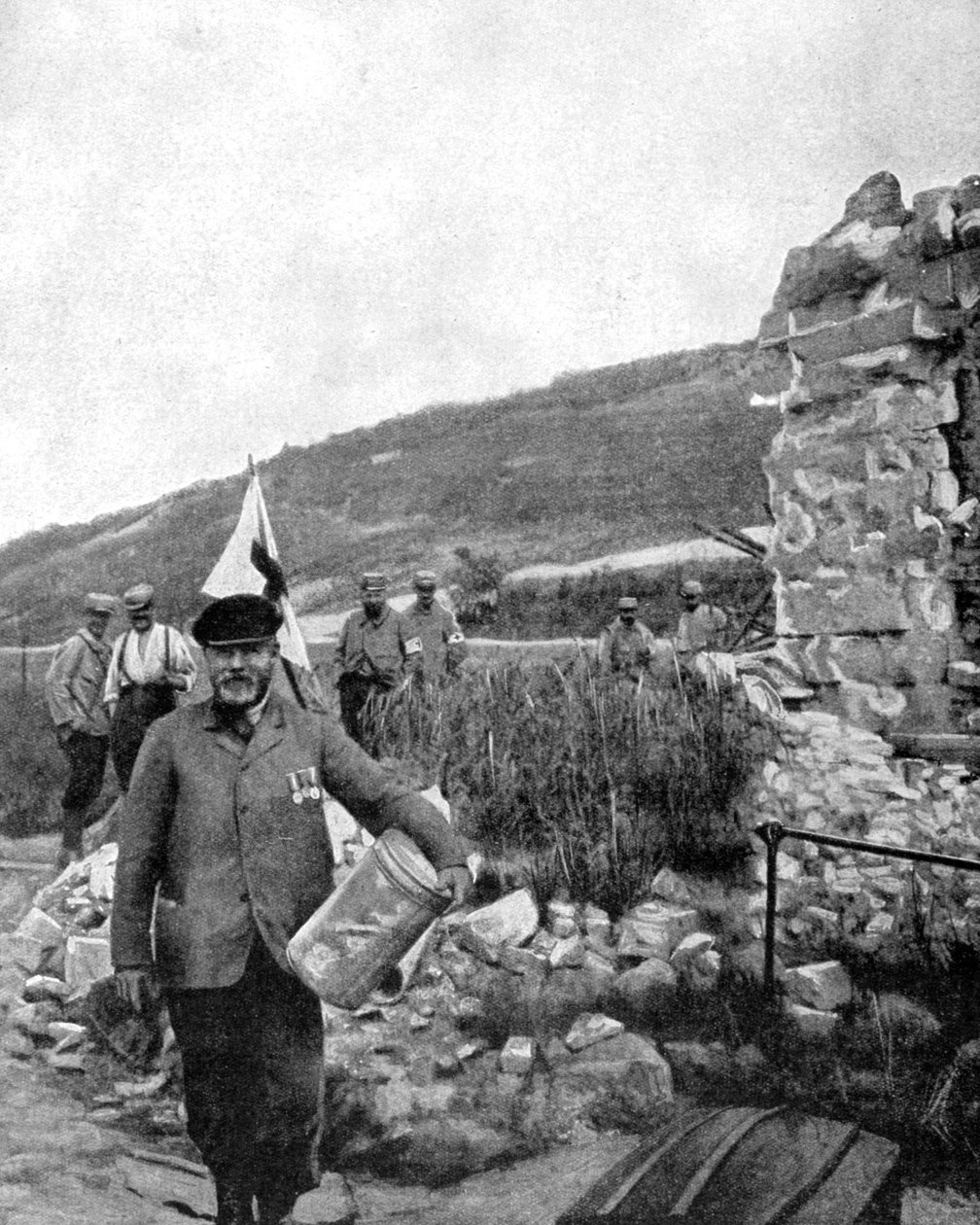 رئيس بلدية Ablain-Saint-Nazaire في أنقاض البلدية ، 1915 بواسطة غير معروف