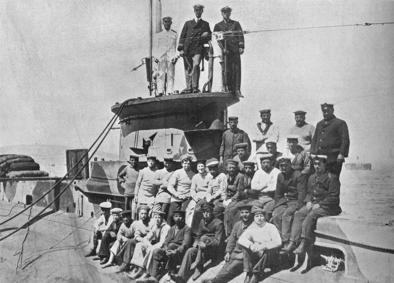 ضباط وطاقم السفينة الملكية E14 ، 1915. بواسطة غير معروف
