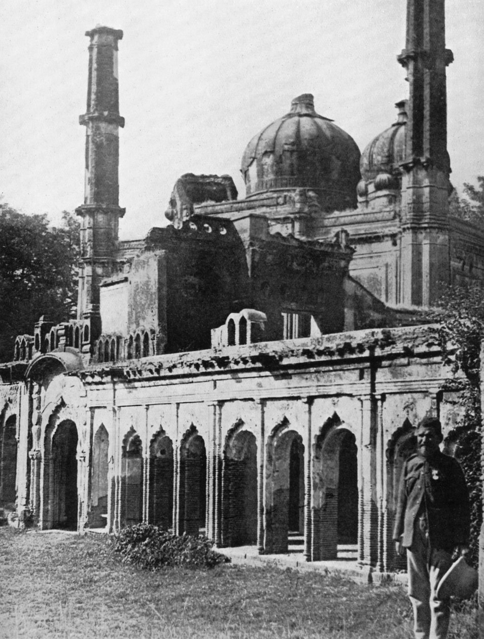 المسجد القديم في لكناو ، الهند ، عام 1920 بواسطة غير معروف