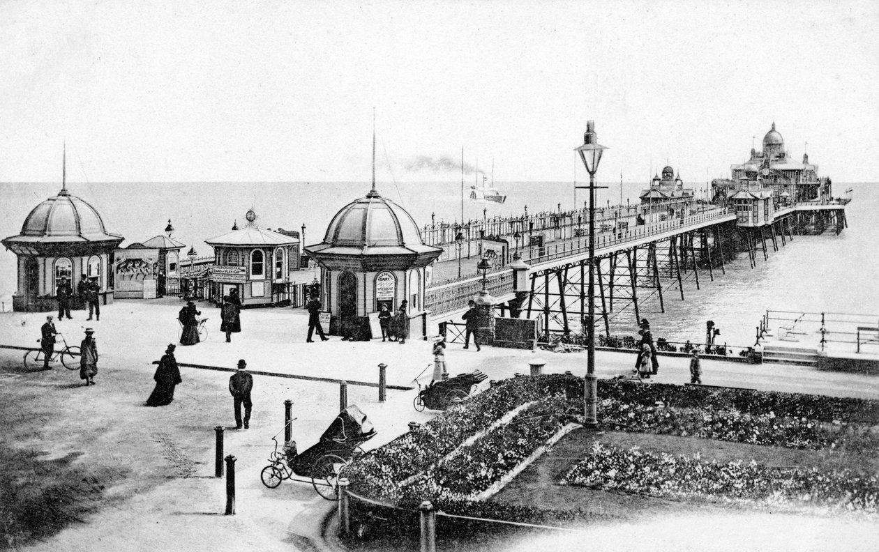 الرصيف في إيستبورن ، شرق ساسكس ، c1900s-c1920s بواسطة غير معروف