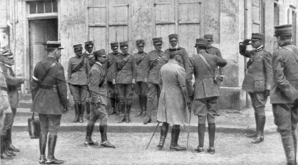 عرض الجنرال فرانشيس ديسبري لمبعوث إيطالي إلى فرنسا ، شامبانيا ، 1926 بواسطة غير معروف