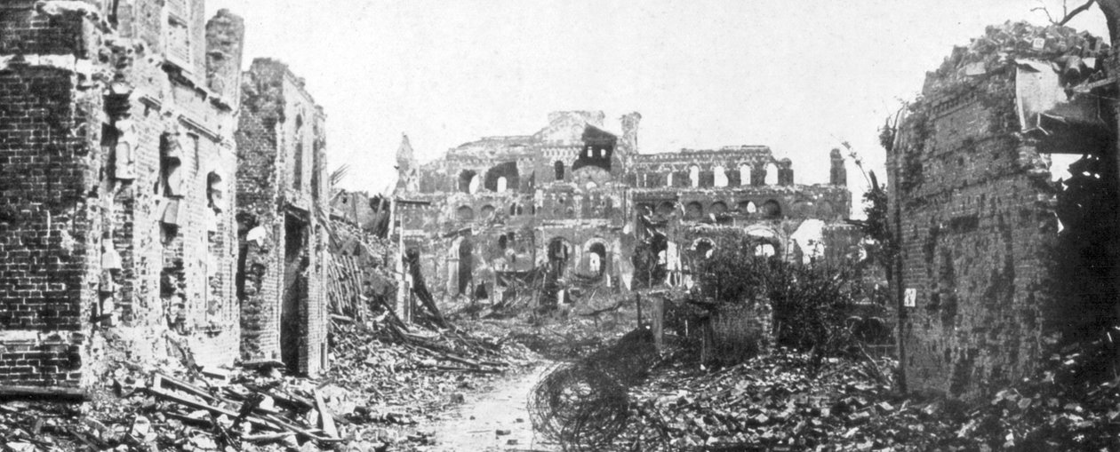 المدينة المدمرة وبرج جرس الكنيسة لألبرت ، السوم ، فرنسا ، 22 أغسطس 1918 بواسطة غير معروف