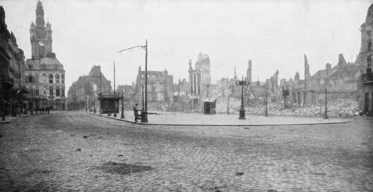 أنقاض وبرج الجرس في دواي ، فرنسا ، 1918 بواسطة غير معروف