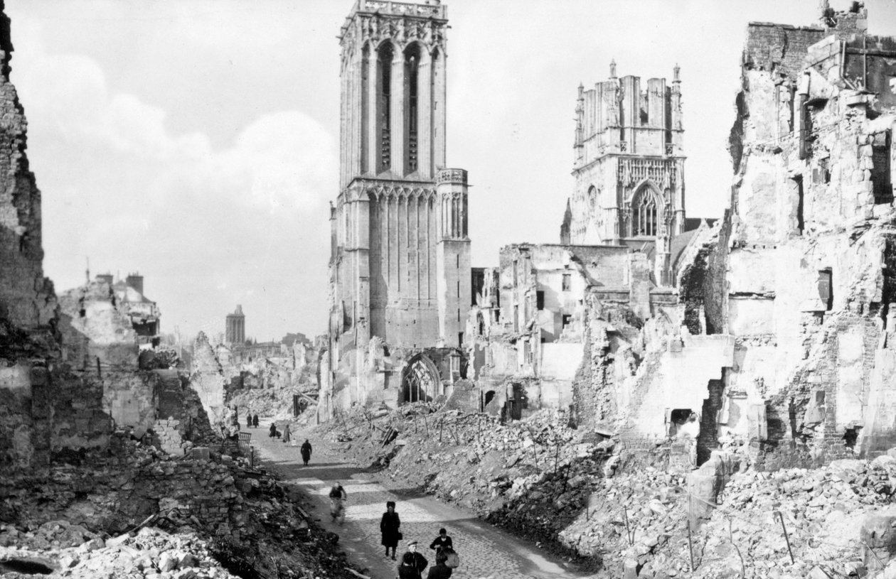 أنقاض وكاتدرائية كاين ، نورماندي ، فرنسا ، c1944 بواسطة غير معروف