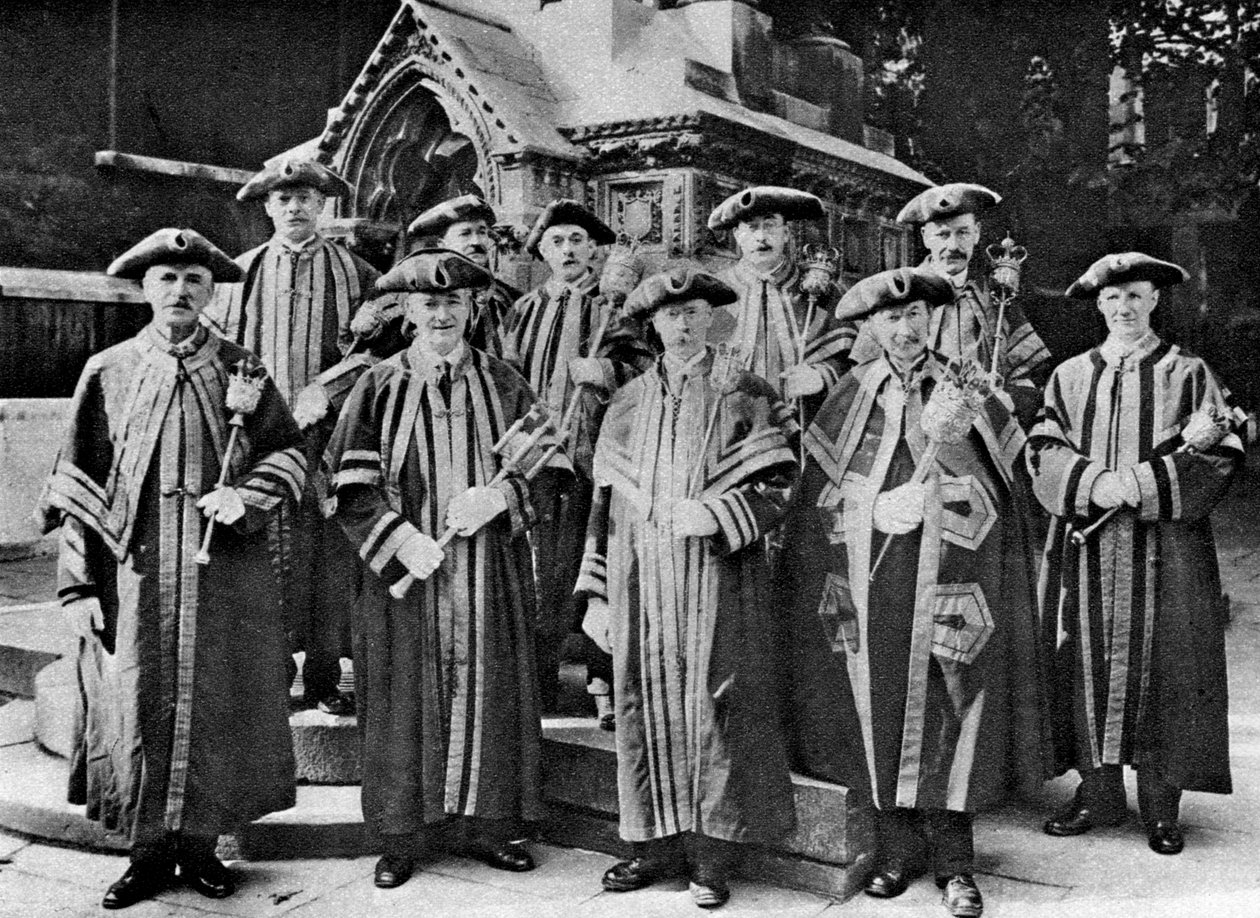 خرزات الجناح ، جيلدهول ، لندن ، 1926-1927 بواسطة غير معروف