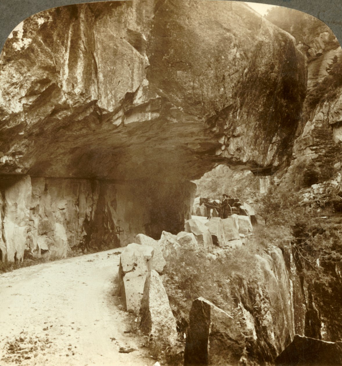 طريق Bratlandsdal الرائع ، انتشر عبر الجدران الجبلية من الصخور الصلبة ، النرويج ، c1905. بواسطة غير معروف