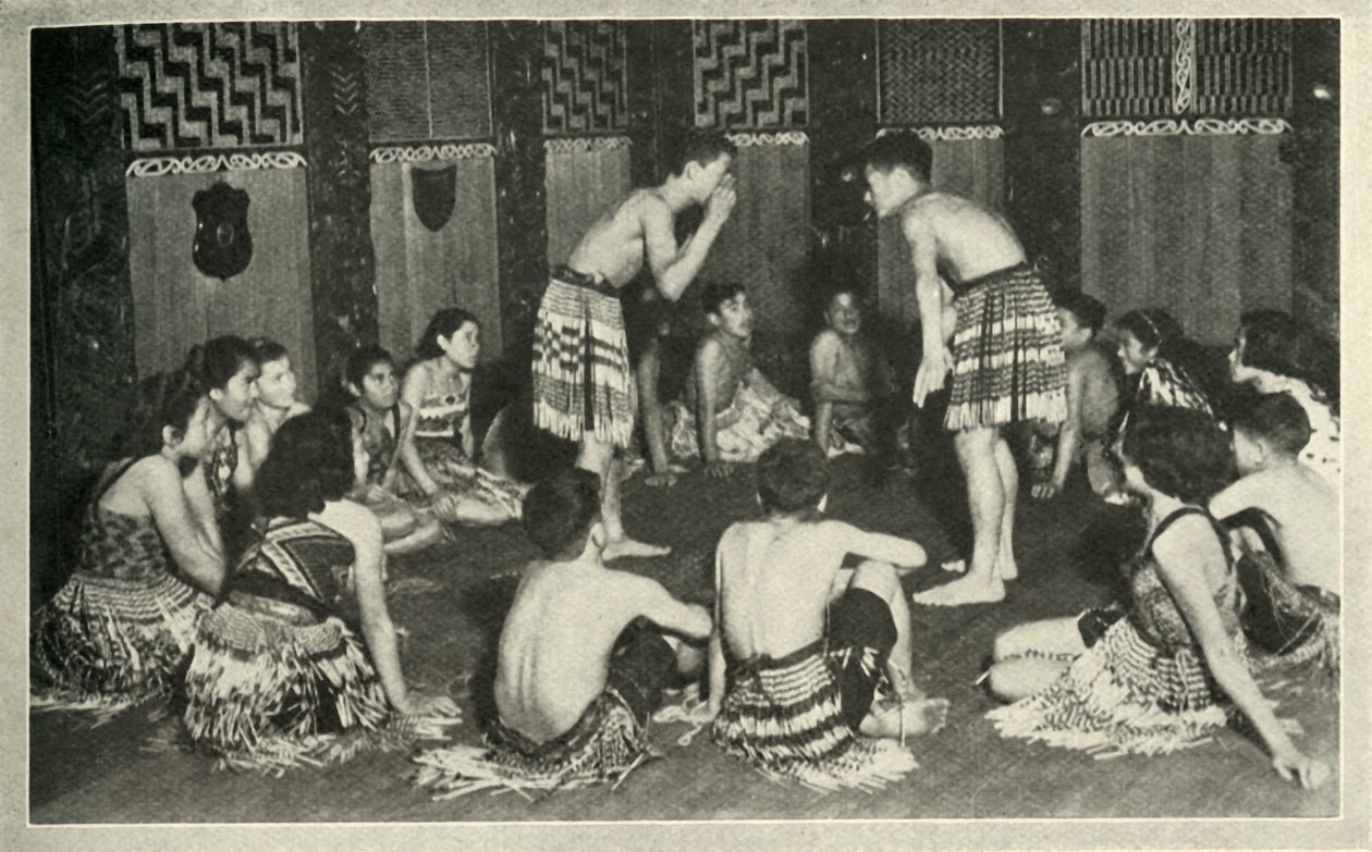 هؤلاء الأطفال الماوري في المدرسة الأصلية ، واكاريواروا ، يلعبون لعبة اليد ، c1948. بواسطة غير معروف