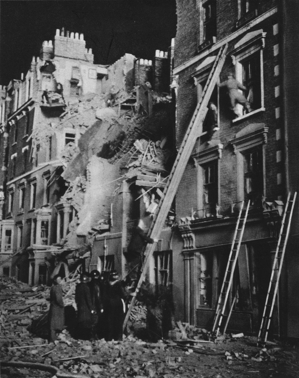 خلال الليل الطويل ، كان رجال الإنقاذ في العمل ، يبحثون ، يساعدون في الأمان ، 1941 1942 بواسطة غير معروف