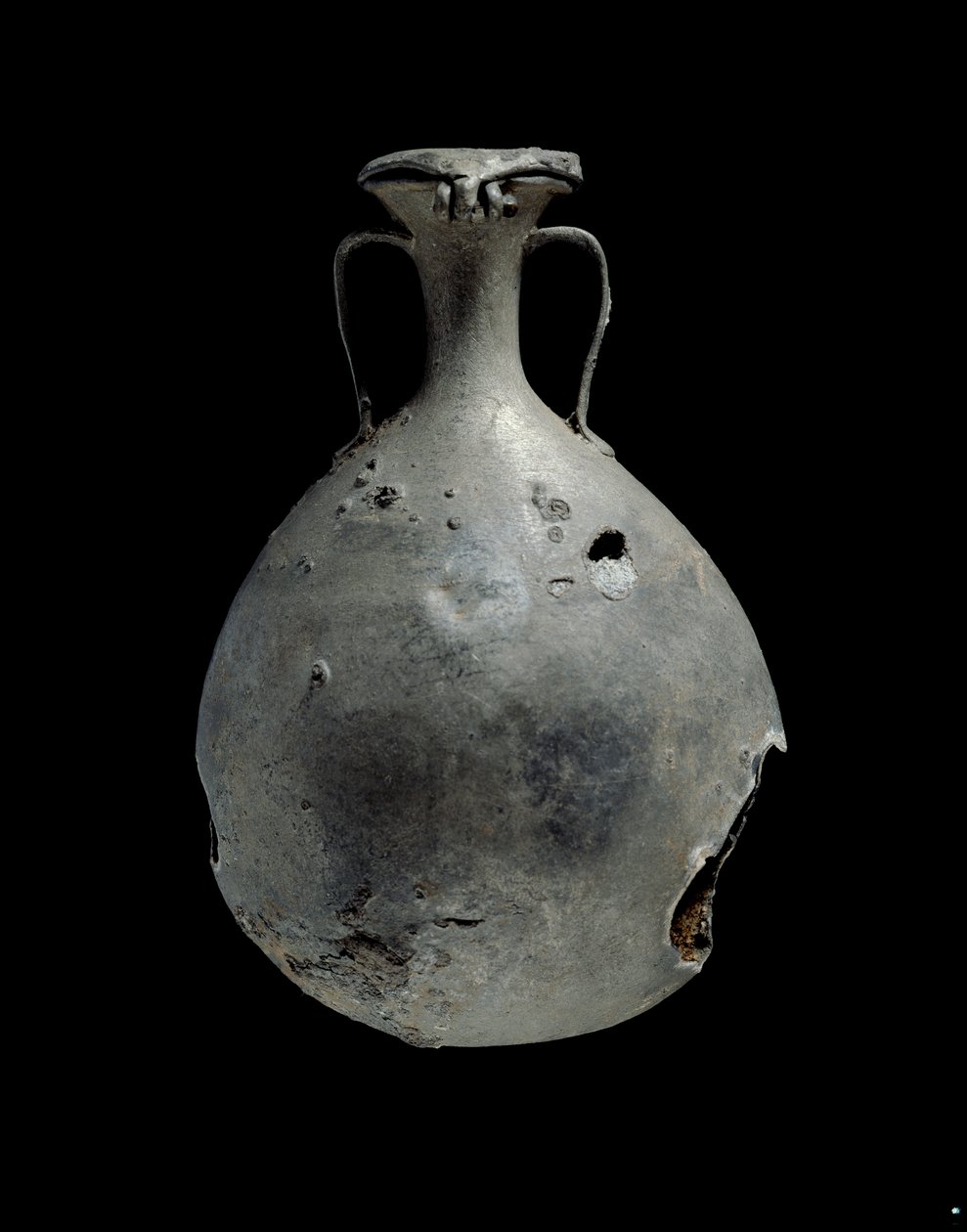 دورق من سبائك القصدير والرصاص بغطاء ، الأسرة الثامنة عشر c1540 BC-c1292 قبل الميلاد بواسطة غير معروف