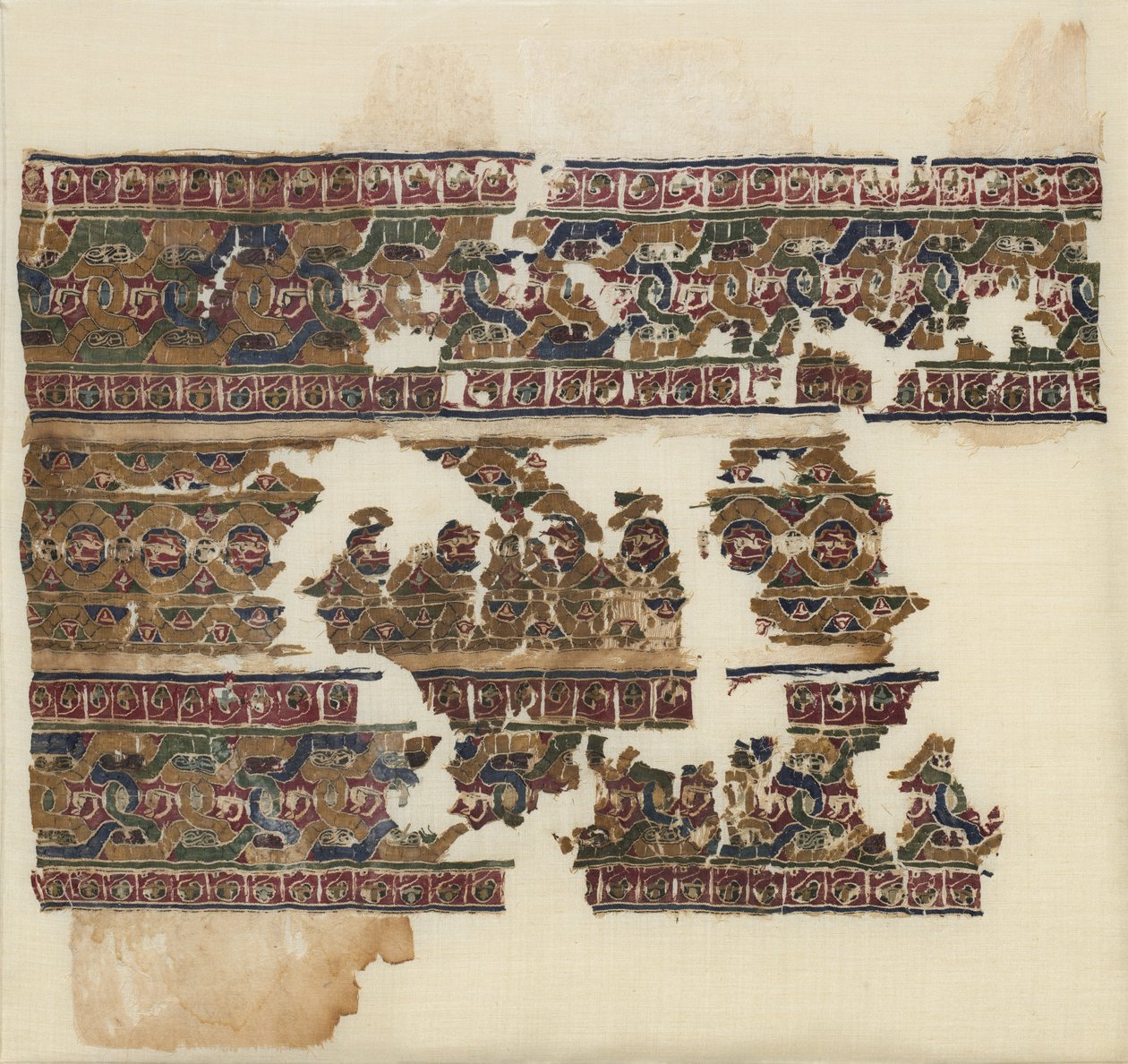 Tiraz مع عصابات Guilloche ، 1075-1125. بواسطة غير معروف