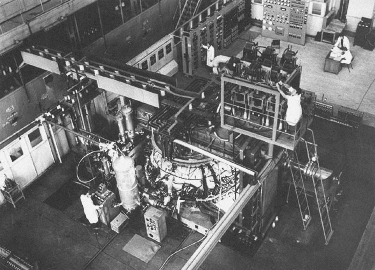 Tokamak T-4 في معهد كورشاتوف للطاقة الذرية بواسطة غير معروف