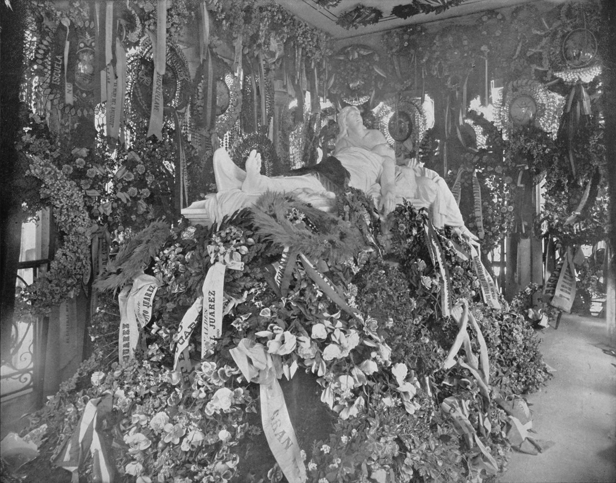 مقبرة خواريز ، مقبرة سان فرناندو ، مدينة المكسيك ، c1897. بواسطة غير معروف