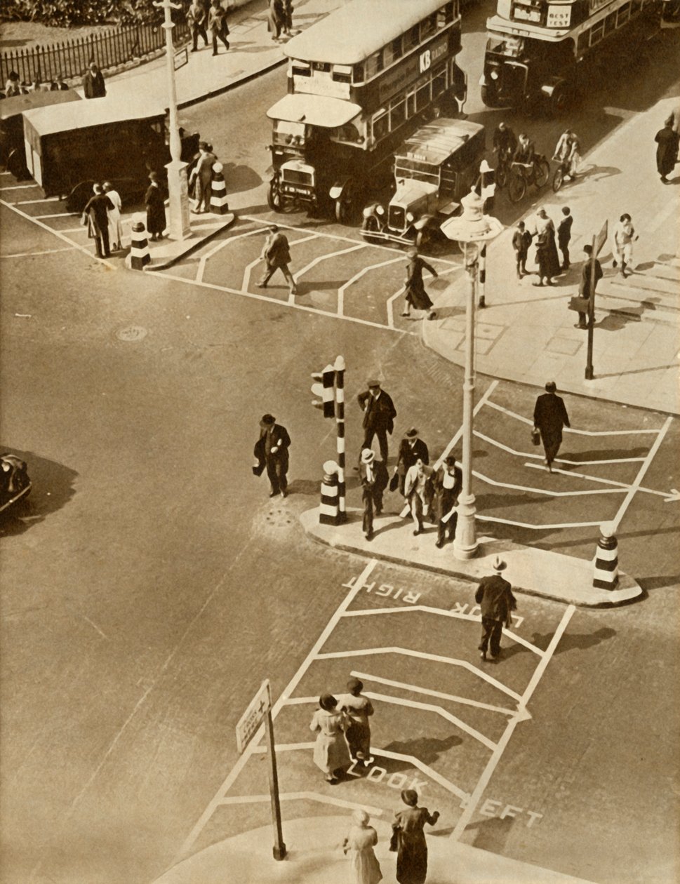 المرور والمشاة في ساحة الطرف الأغر ، لندن ، 1935. بواسطة غير معروف