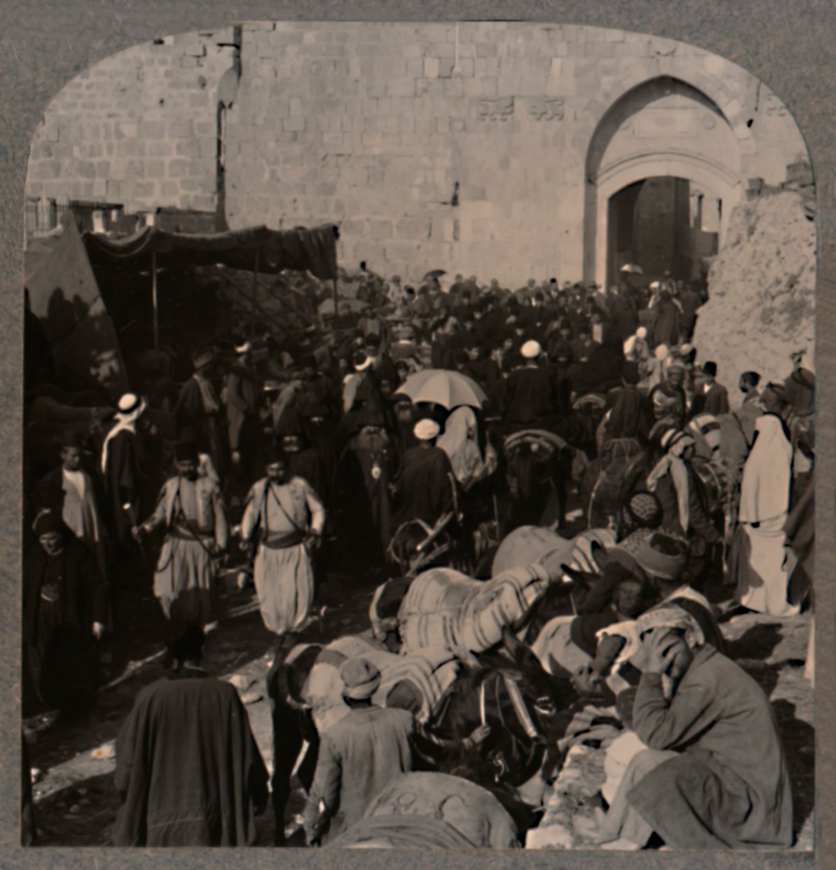 المرور من بوابة سانت ستيفنز ، القدس ، c1900 بواسطة غير معروف