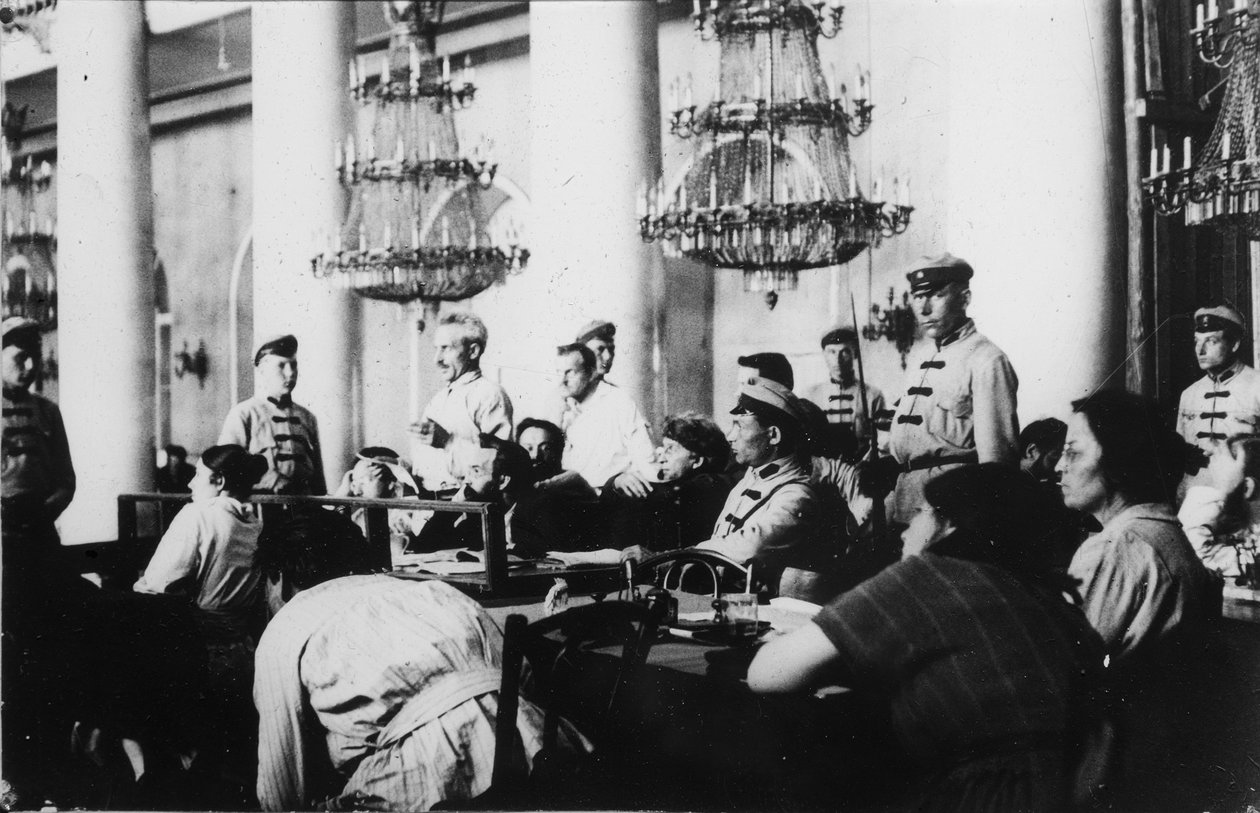 محاكمة قادة الحزب الاشتراكي الثوري ، موسكو ، روسيا ، أغسطس 1922 بواسطة غير معروف