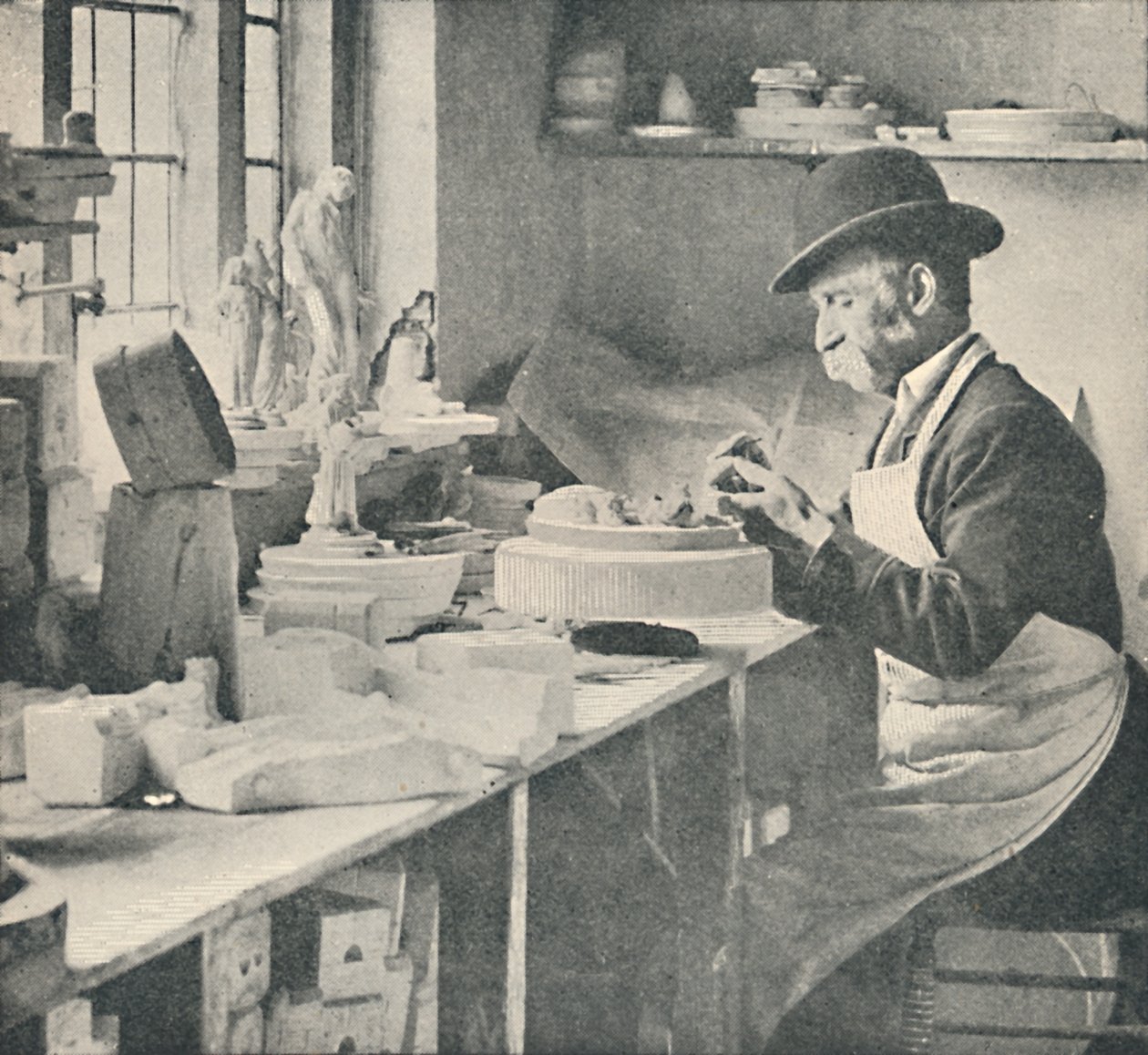 تقليم أجزاء من الطين الخام ، c1917 بواسطة غير معروف