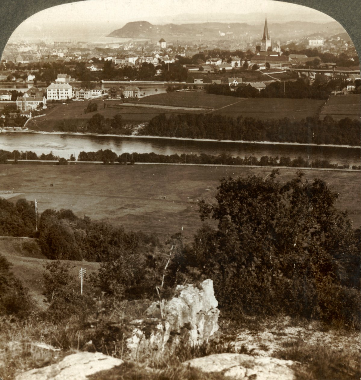 Trondhjem ، منازلها ، مستودعاتها وكاتدرائيتها ، بين نهر Nid و Fjord ، النرويج ، 1905. بواسطة غير معروف