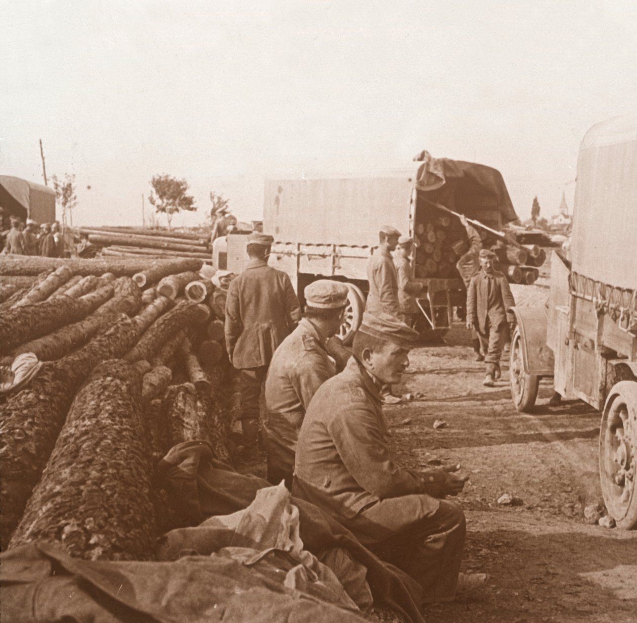 الشاحنات على Voie Sacrée ، فردان ، شمال فرنسا ، c1914-c1918. بواسطة غير معروف