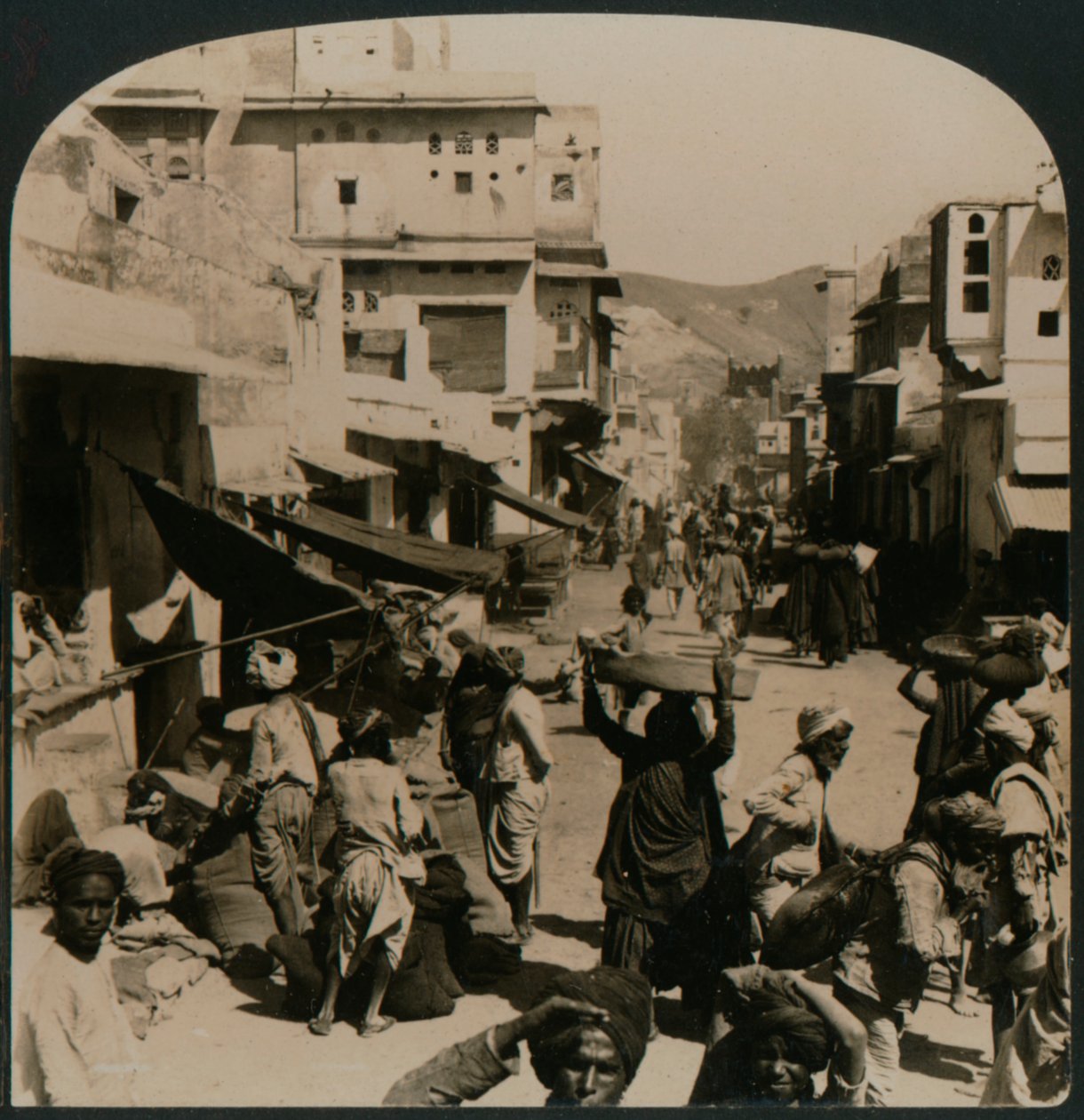 حقا شرقي - شارع في مدينة أجمير القديمة ، الهند ، 1907 بواسطة غير معروف
