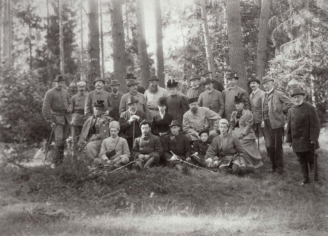 القيصر ألكسندر الثالث مع العائلة والأصدقاء في رحلة صيد في غابة Bialowieza ، روسيا ، 1894 بواسطة غير معروف