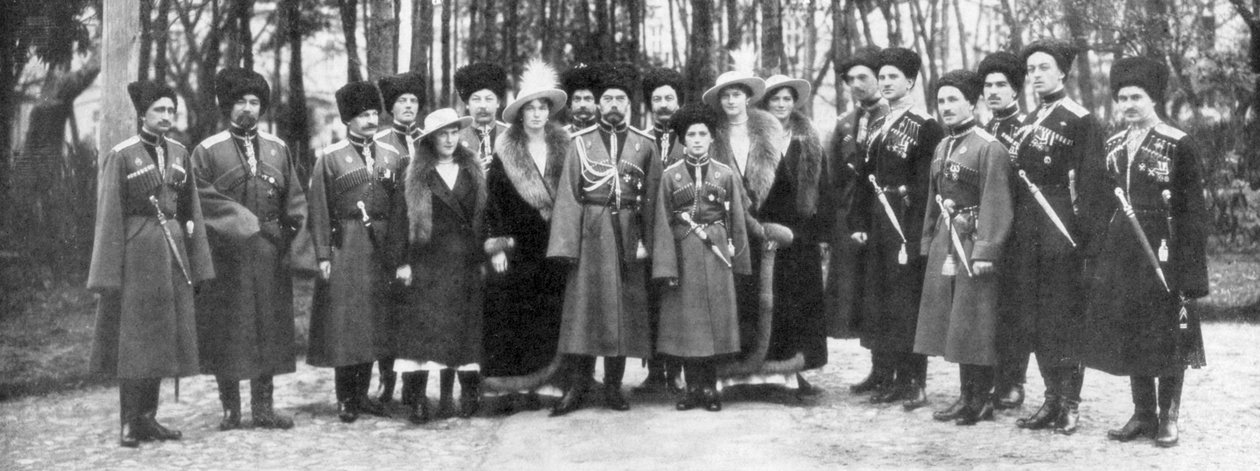 القيصر نيكولاس الثاني من روسيا وعائلته قبل التنازل عن العرش ، 1917 بواسطة غير معروف