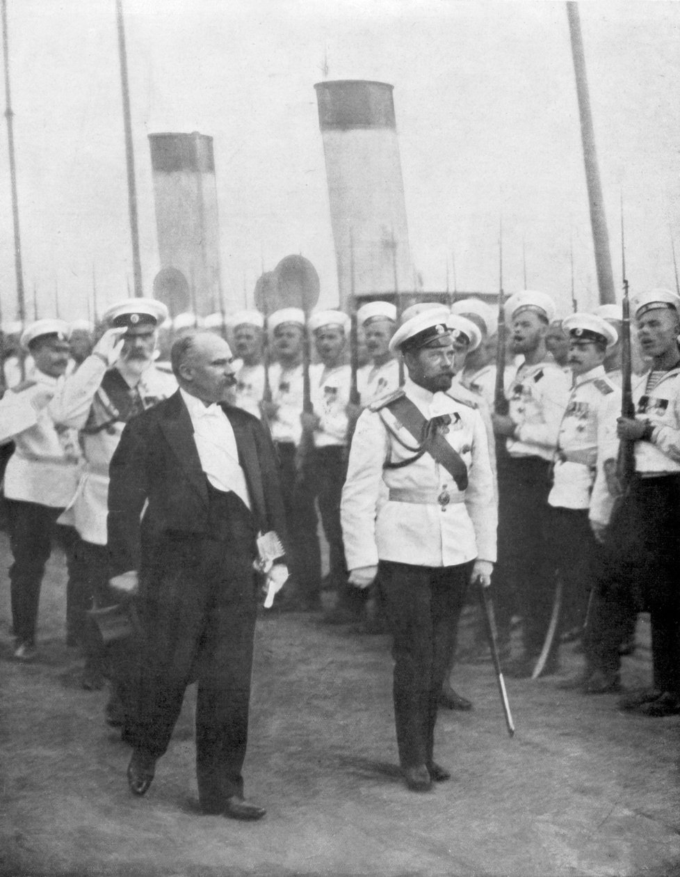 القيصر نيكولاس الثاني مع الرئيس الفرنسي ريمون بوينكير ، 1914. بواسطة غير معروف